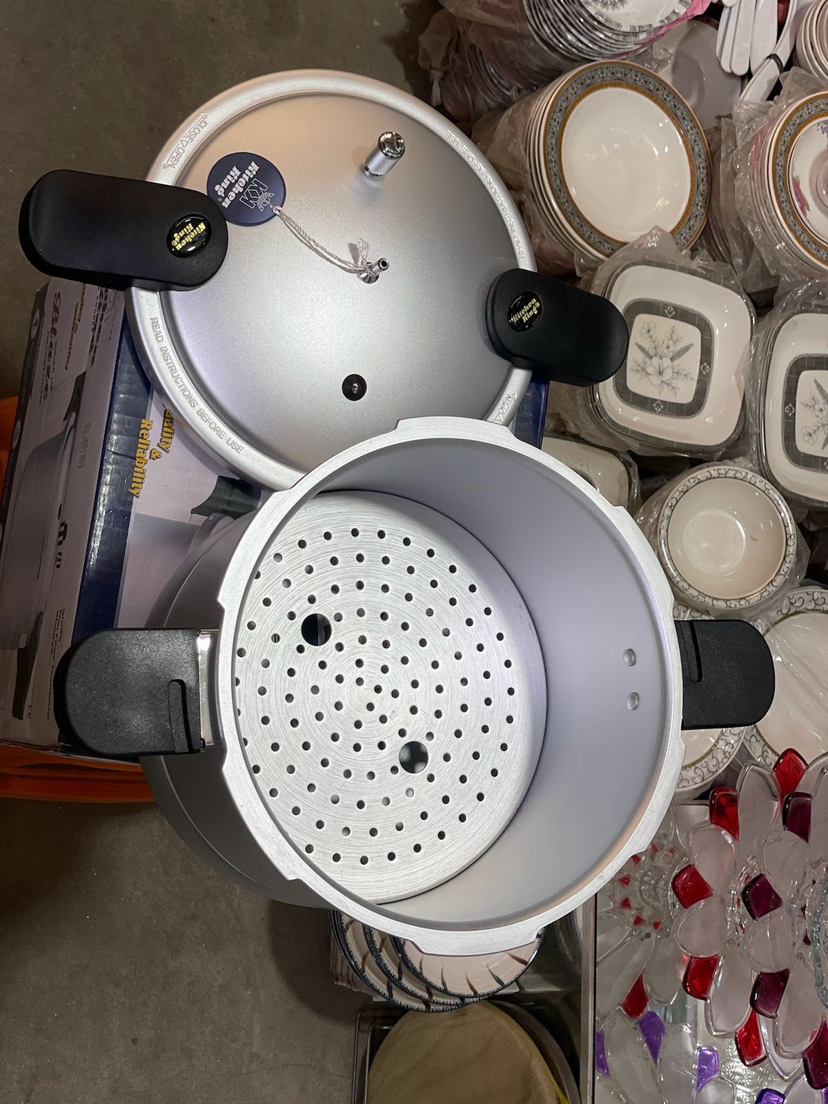 Kichen king Blaze pressure cooker- Double handle with steamer Jali