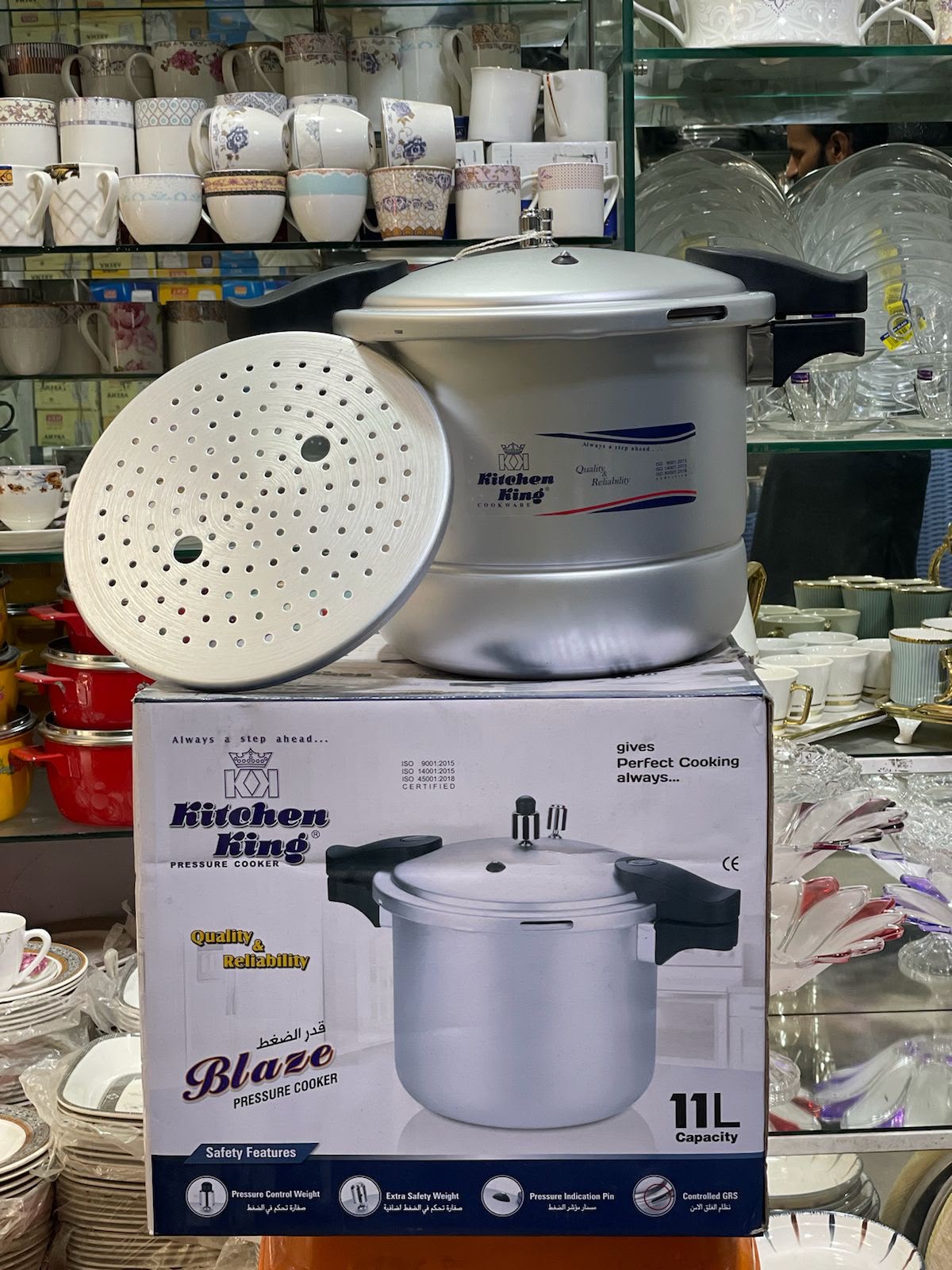 Kichen king Blaze pressure cooker- Double handle with steamer Jali